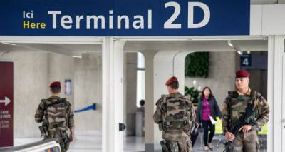 Συναγερμός στο αεροδρόμιο Σαρλ ντε Γκολ από δυο άντρες με ψεύτικα όπλα