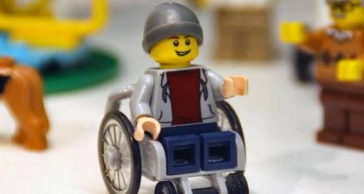 Φιγούρα της Lego κάθησε για πρώτη φορά σε αναπηρικό καροτσάκι