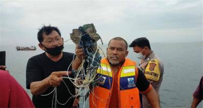 Ινδονησία: Συνετρίβη αεροσκάφος με 62 επιβάτες | Σε εξέλιξη επιχείρηση έρευνας και διάσωσης (photos)