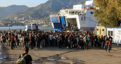 Εγκλωβίζουν τους πρόσφυγες στο Αιγαίο: «Η μεταφορά τους από την Ελλάδα σε χώρες της ΕΕ δεν αφορά τα νησιά»