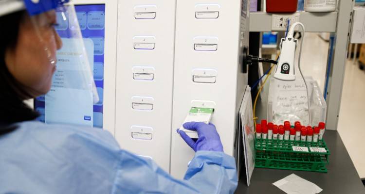 Κορωνοϊός: Δοκιμές φαρμάκων φέρνουν ελπίδα για την καταπολέμηση του ιού | Γιατί αισιοδοξούν οι επιστήμονες