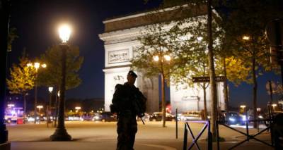 Αιματηρή επίθεση στο Παρίσι | Σημείωμα υπέρ του ISIS βρέθηκε κοντά στο πτώμα του δράστη (photos)