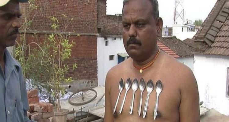 Ανθρωπος «μαγνήτης»: Το περίεργο ταλέντο ενός Ινδού -Κρατά κουτάλια και καρφιά στο σώμα του (photos + video)