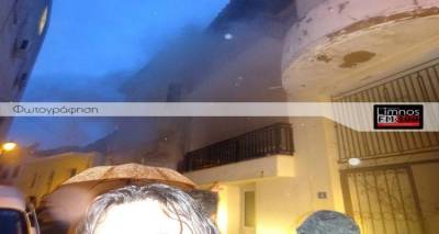 Φωτιά σε σπίτι στη Μύρινα πριν από λίγα λεπτά (photos)