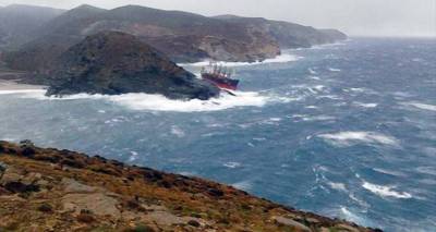 Αγωνία στο Αιγαίο: Super Puma από τη Λήμνο στην επιχείρηση εγκατάλειψης του πλοίου που προσάραξε στην Άνδρο