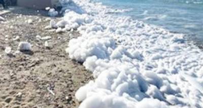 Ζάκυνθος: Τι είναι ο θαλάσσιος αφρός που εμφανίστηκε στην παραλία του Τσιλιβί -Καθηγητής εξηγεί
