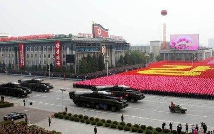 Η Β.Κορέα στρέφει τους πυραύλους προς τον ουρανό