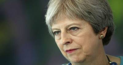Βρετανία: Μάχη για την πολιτική της επιβίωση δίνει η Μέι μετά τις παραιτήσεις τριών υπουργών