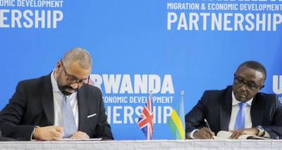 Βρετανία: Νέα συνθήκη με τη Ρουάντα για την αποστολή παράτυπων μεταναστών
