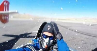Βίντεο που κόβει την ανάσα: Φτερό αεροσκάφους περνά εκατοστά από το κεφάλι πιλότου