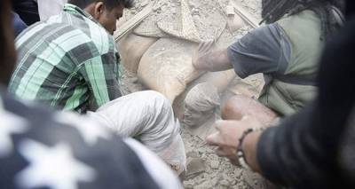Εικόνες βιβλικής καταστροφής στο Νεπάλ: Πάνω από 1.500 οι νεκροί