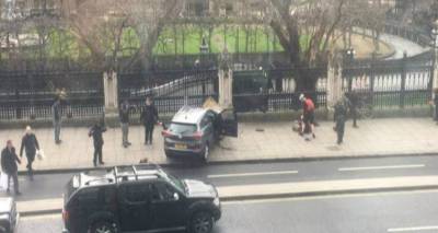 Έκτακτο: Ισχυρή έκρηξη και πυροβολισμοί στο Λονδίνο, έξω από το βρετανικό Κοινοβούλιο